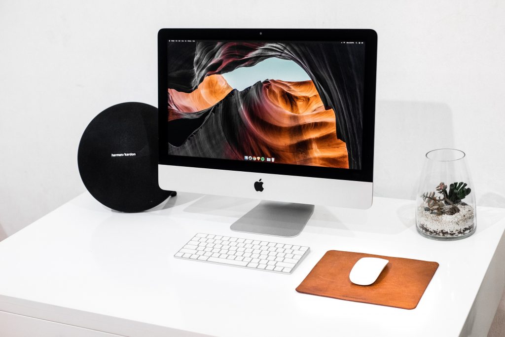 Aesthetic Minimalist Desk Setup: iMac setup