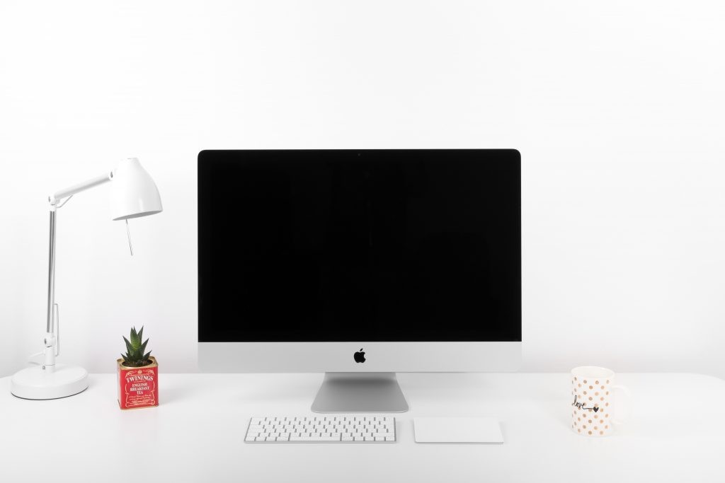 Aesthetic Minimalist Desk Setup: iMac setup with lamp and flower