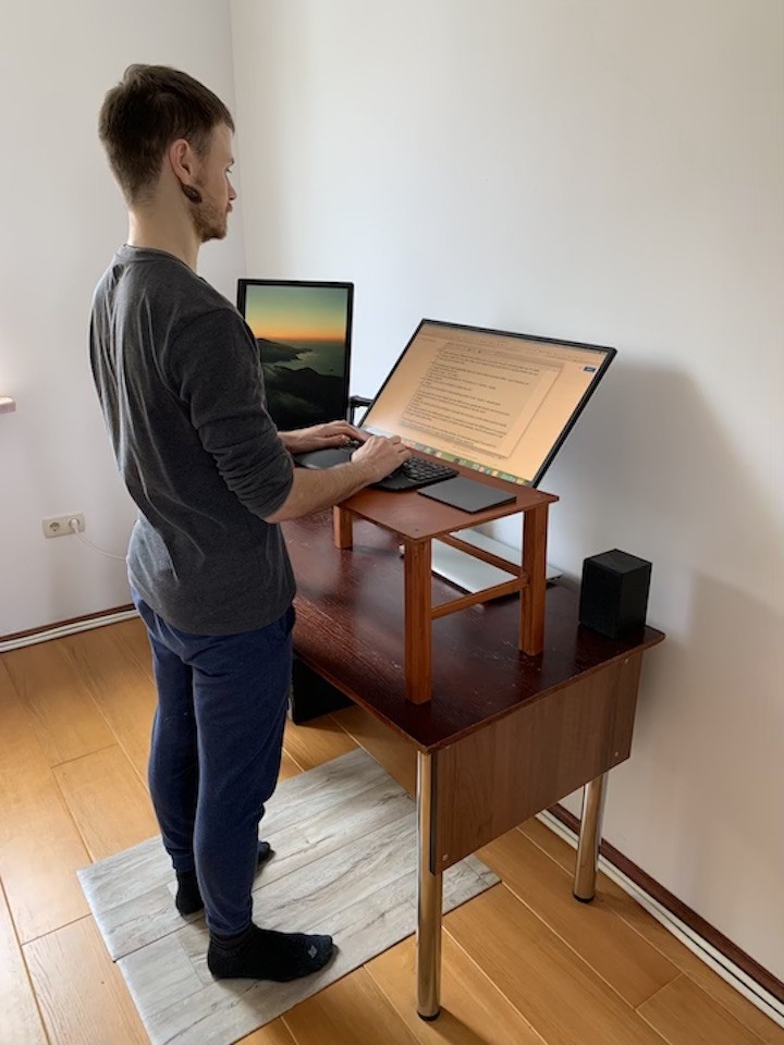 Build your own adjustable standing desk: Standing raiser on the desk